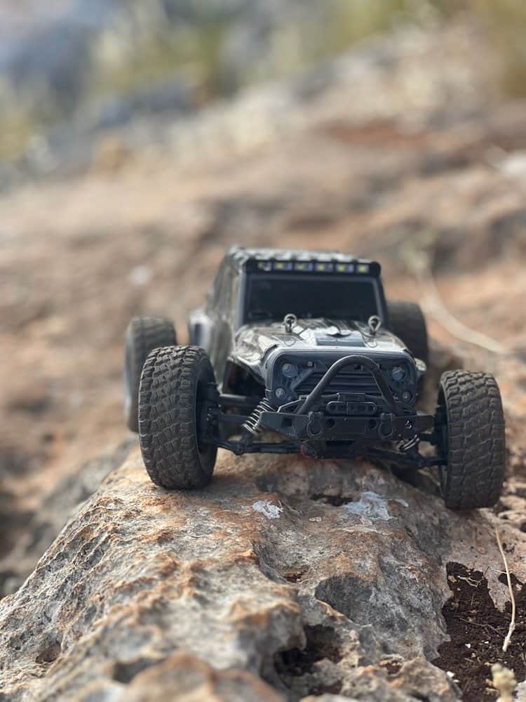 ג'יפ מירוץ על שלט מגיעה ל-50 קמ"ש