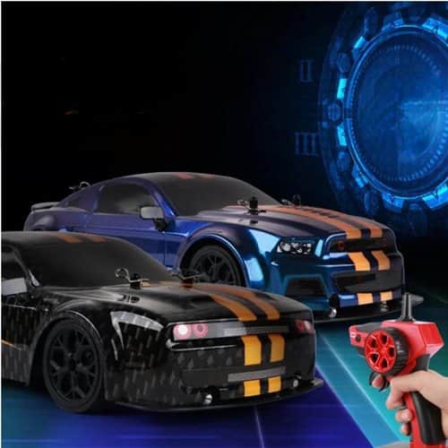 מכונית דריפט על שלט רחוק כולל צמיגים להחלפה וקונוסים